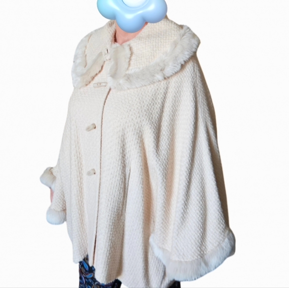NWOT Elegant Cream Cape with Faux Fur Trim 🐆✨️ - Picture 8 of 9